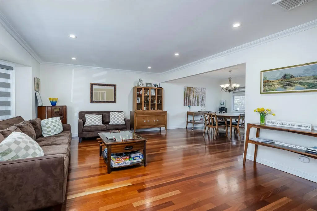 42 Hollywood Drive Plainview NY 11803