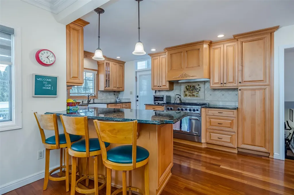 42 Hollywood Drive Plainview NY 11803