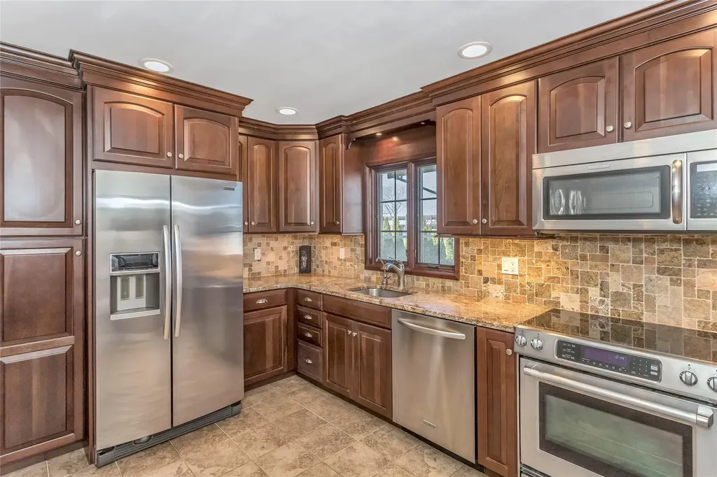 17 Abrew Street Bay Shore NY 11706