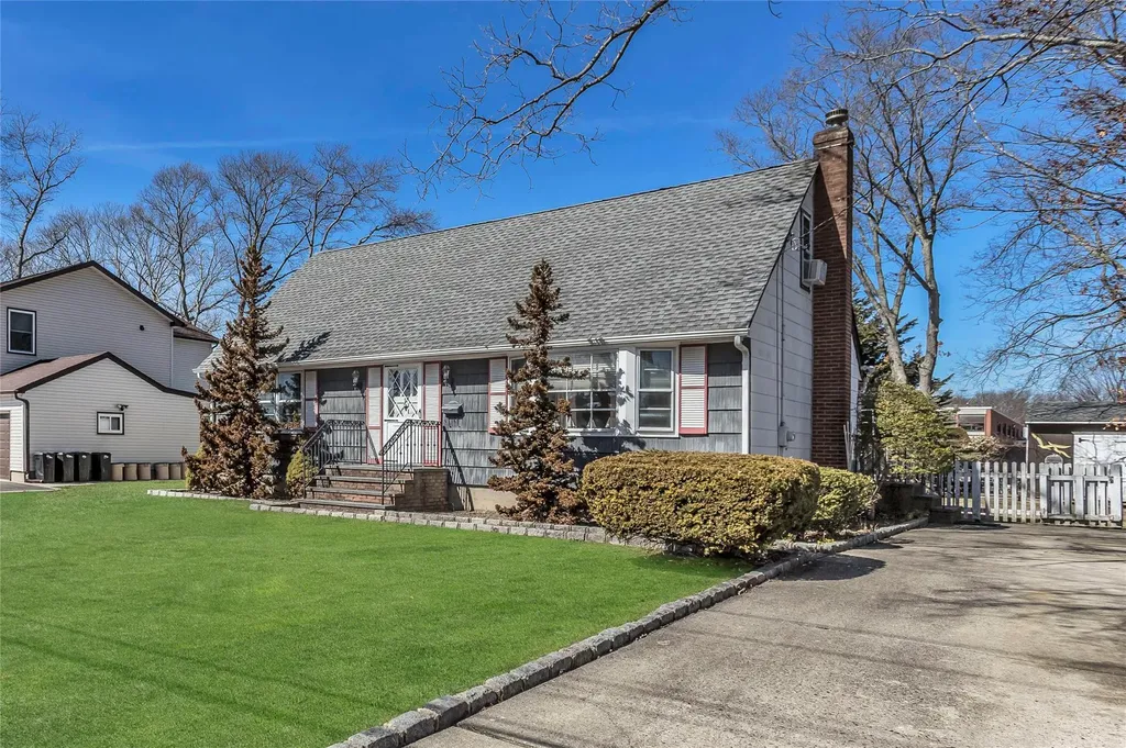 17 Abrew Street Bay Shore NY 11706