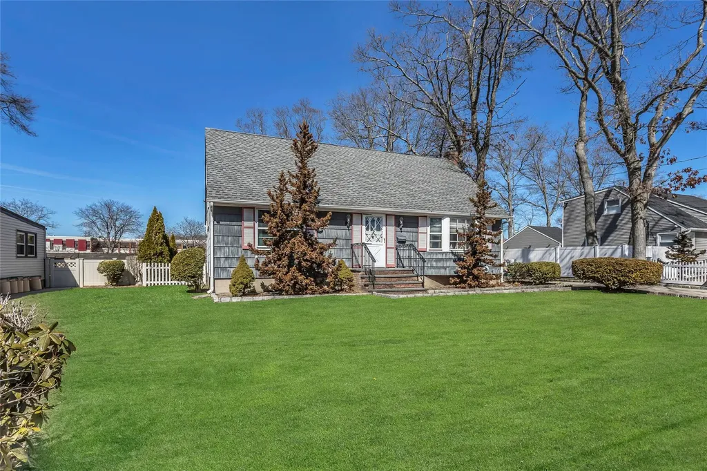 17 Abrew Street Bay Shore NY 11706