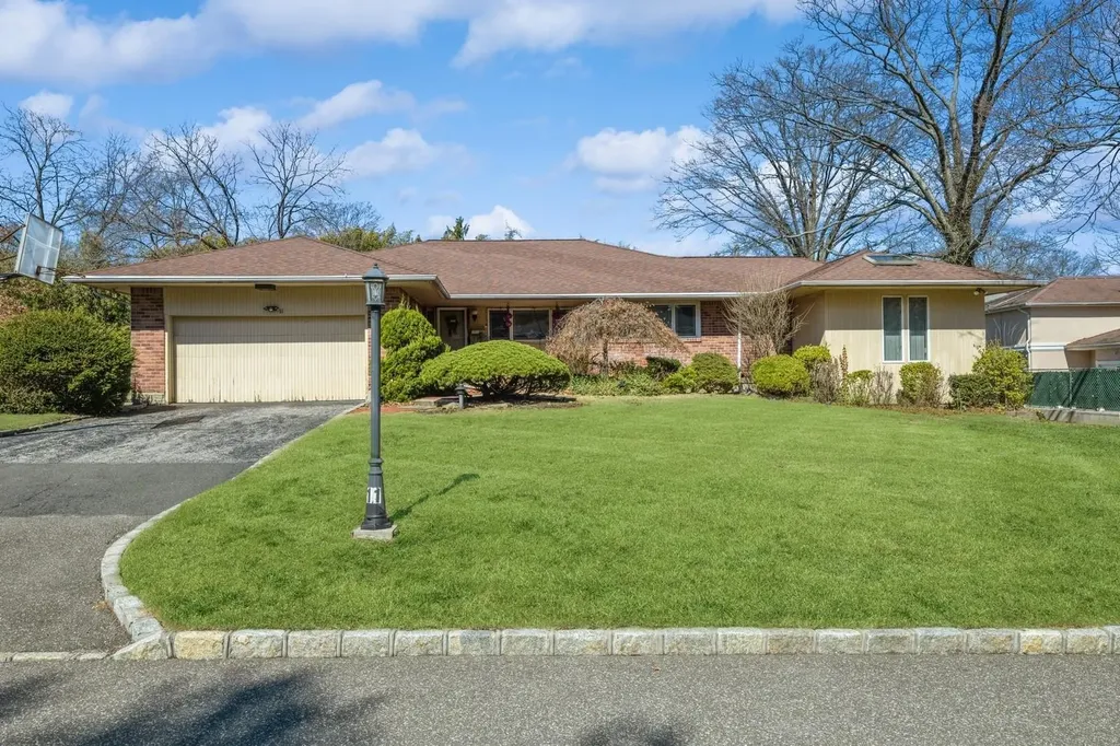 11 Dicks Lane Roslyn Heights NY 11576