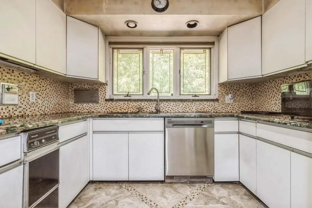 11 Dicks Lane Roslyn Heights NY 11576