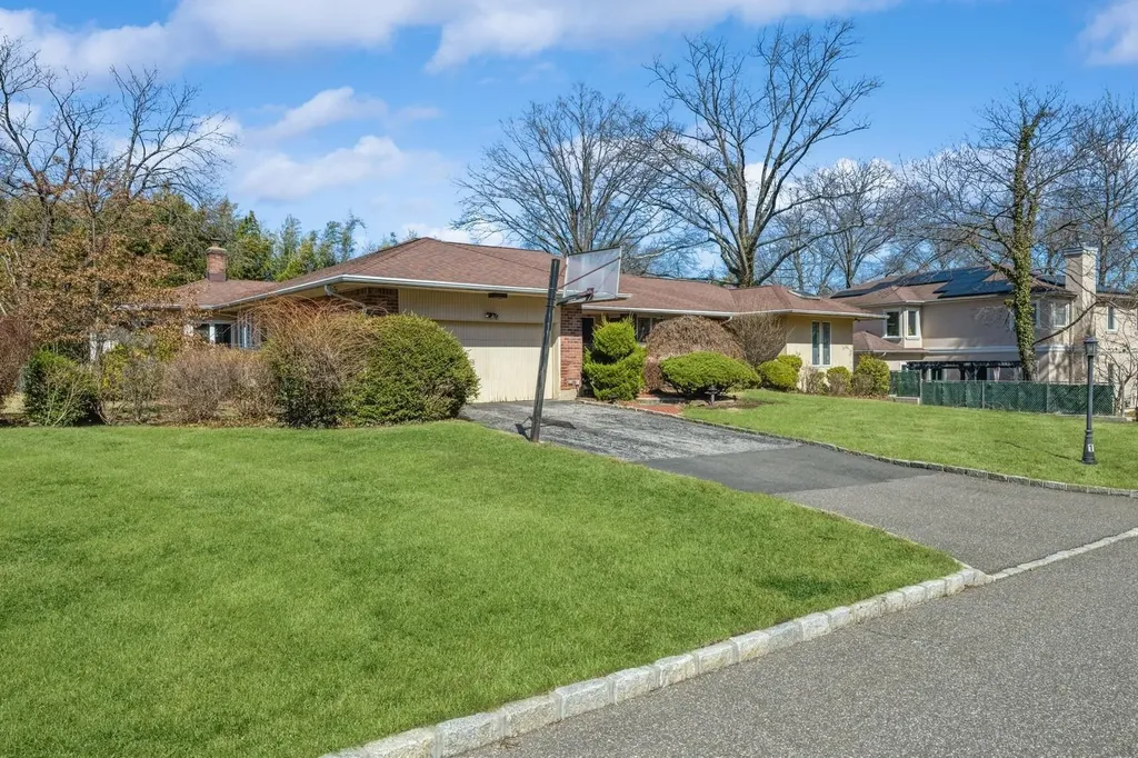 11 Dicks Lane Roslyn Heights NY 11576