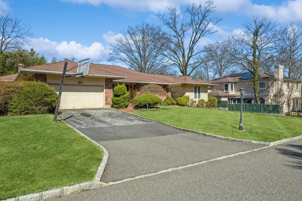 11 Dicks Lane Roslyn Heights NY 11576