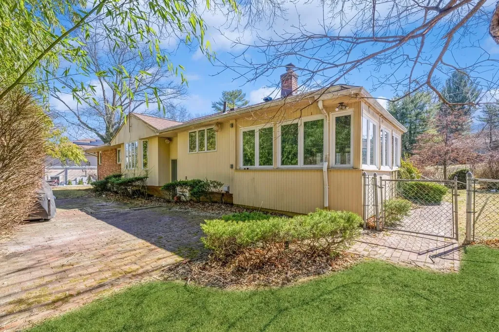 11 Dicks Lane Roslyn Heights NY 11576