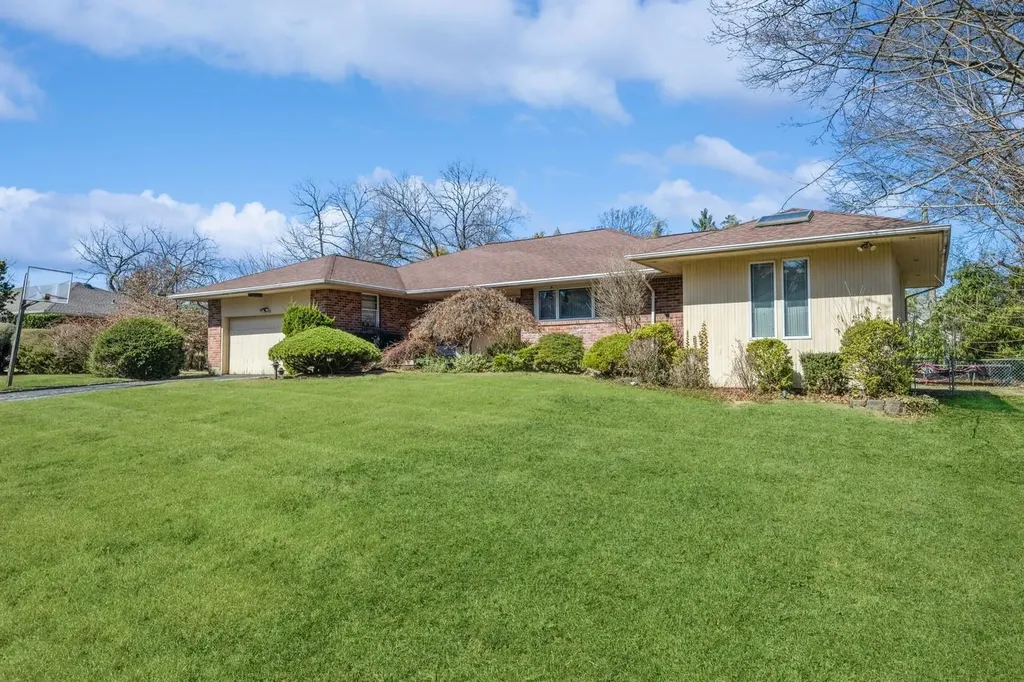 11 Dicks Lane Roslyn Heights NY 11576