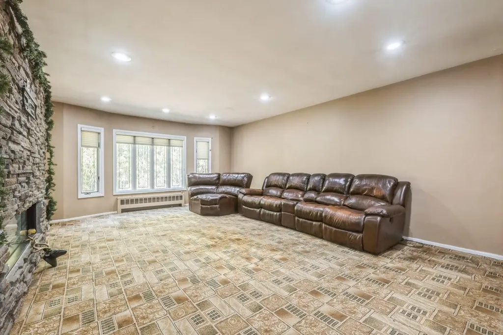 11 Dicks Lane Roslyn Heights NY 11576