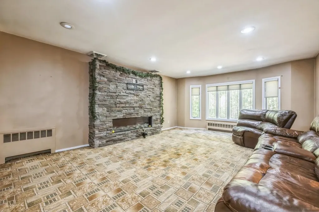 11 Dicks Lane Roslyn Heights NY 11576