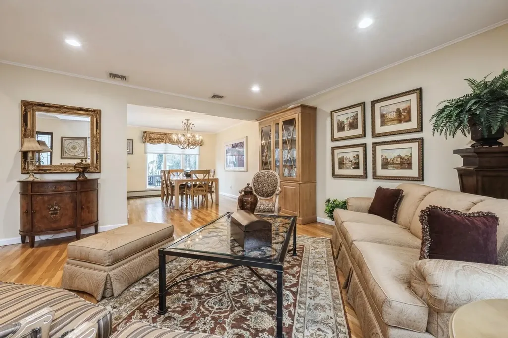 12 Jane Drive Old Bethpage NY 11804