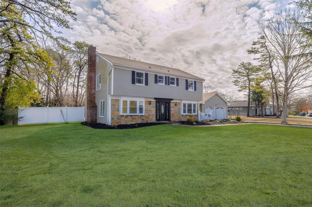 25 Wilmont Turn Coram NY 11727