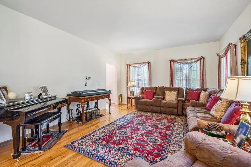 21 Moss Creek Lane East Patchogue NY 11772