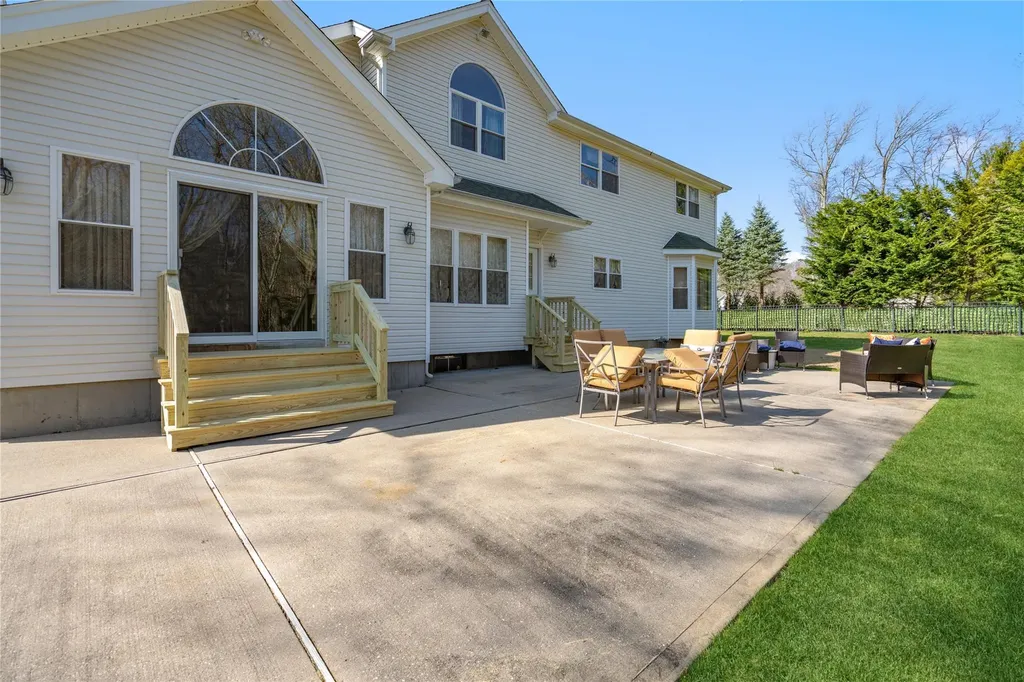 21 Moss Creek Lane East Patchogue NY 11772