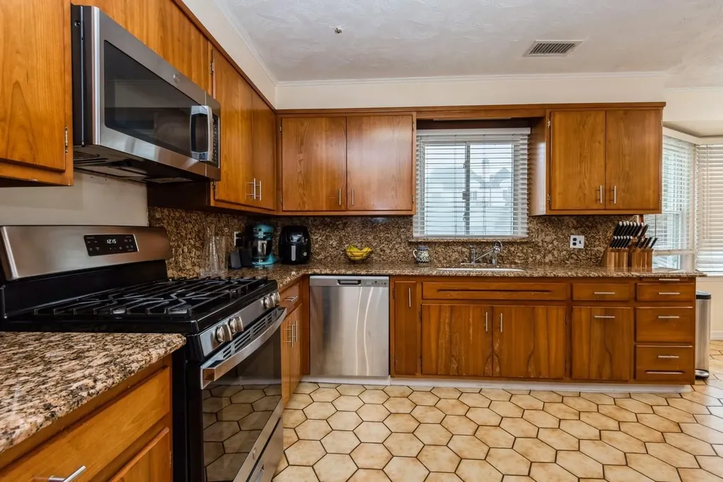 26 Bayberry Road Lawrence NY 11559