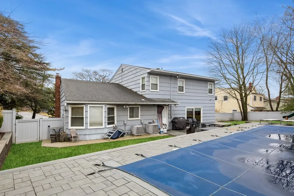 26 Bayberry Road Lawrence NY 11559