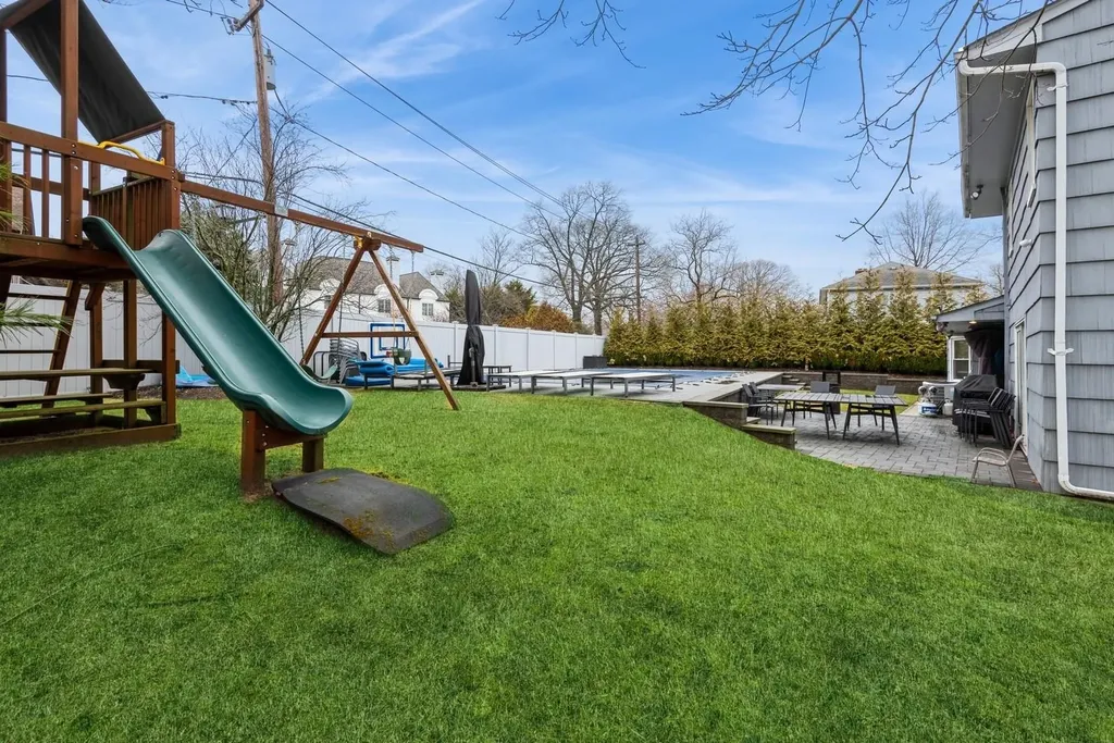 26 Bayberry Road Lawrence NY 11559