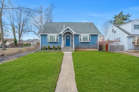 433 S 7th Street Lindenhurst NY 11757