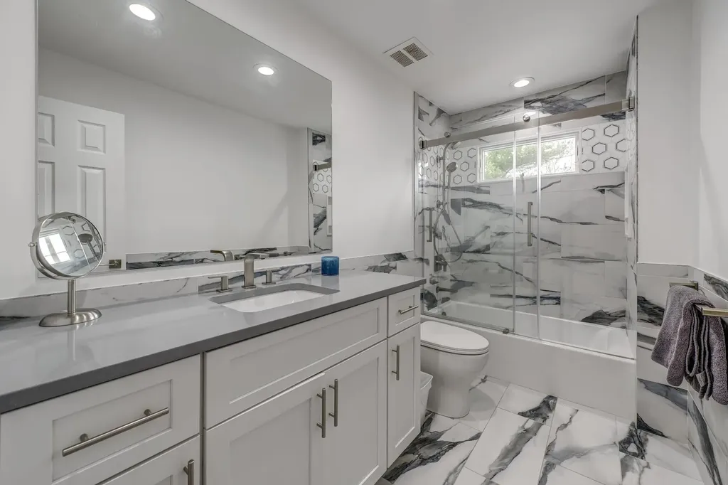 35 Roxton Road Plainview NY 11803