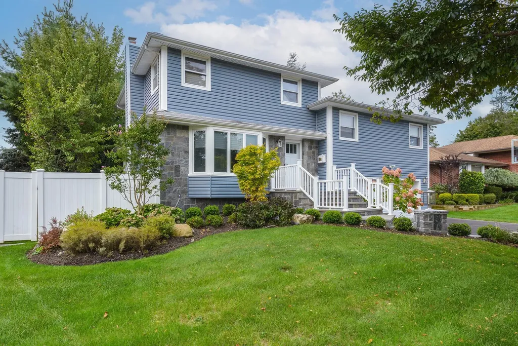35 Roxton Road Plainview NY 11803