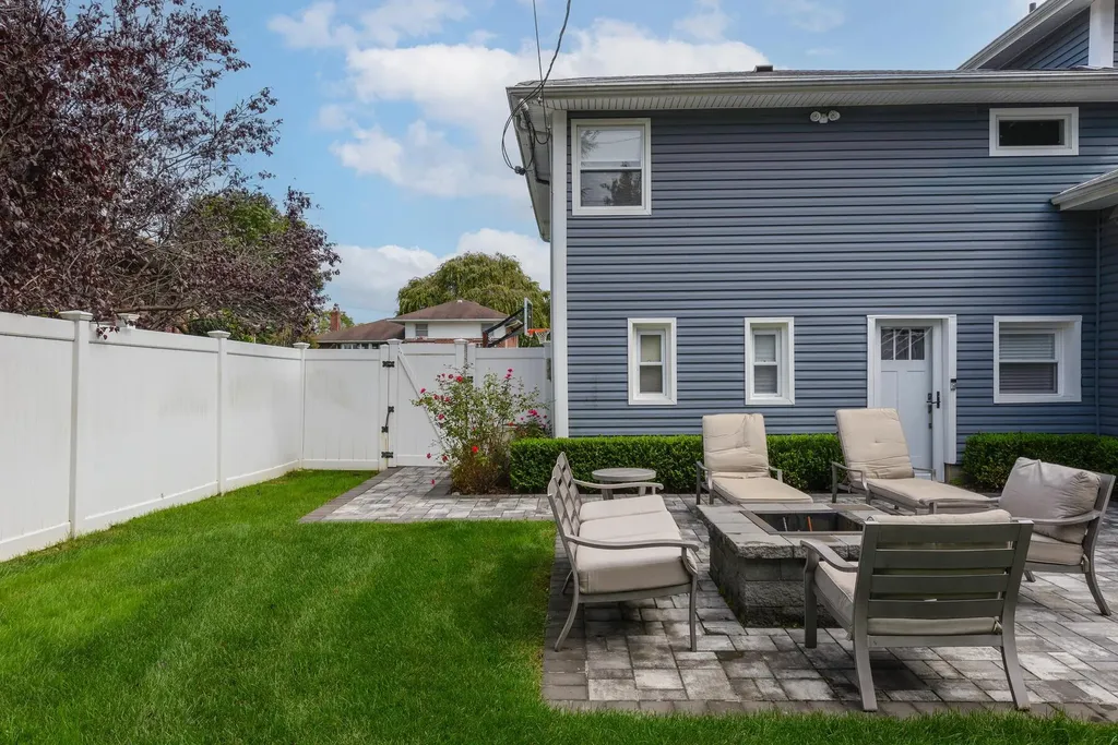35 Roxton Road Plainview NY 11803