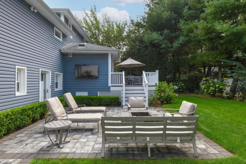 35 Roxton Road Plainview NY 11803
