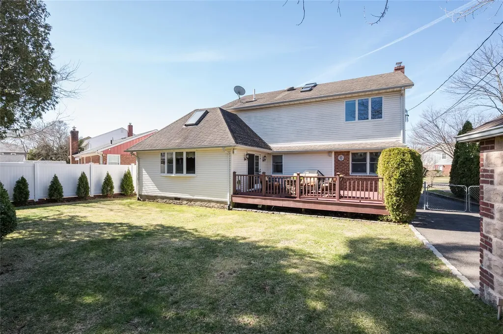 1091 Maple Lane New Hyde Park NY 11040