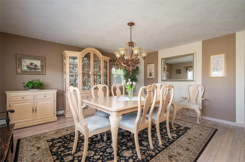 1091 Maple Lane New Hyde Park NY 11040