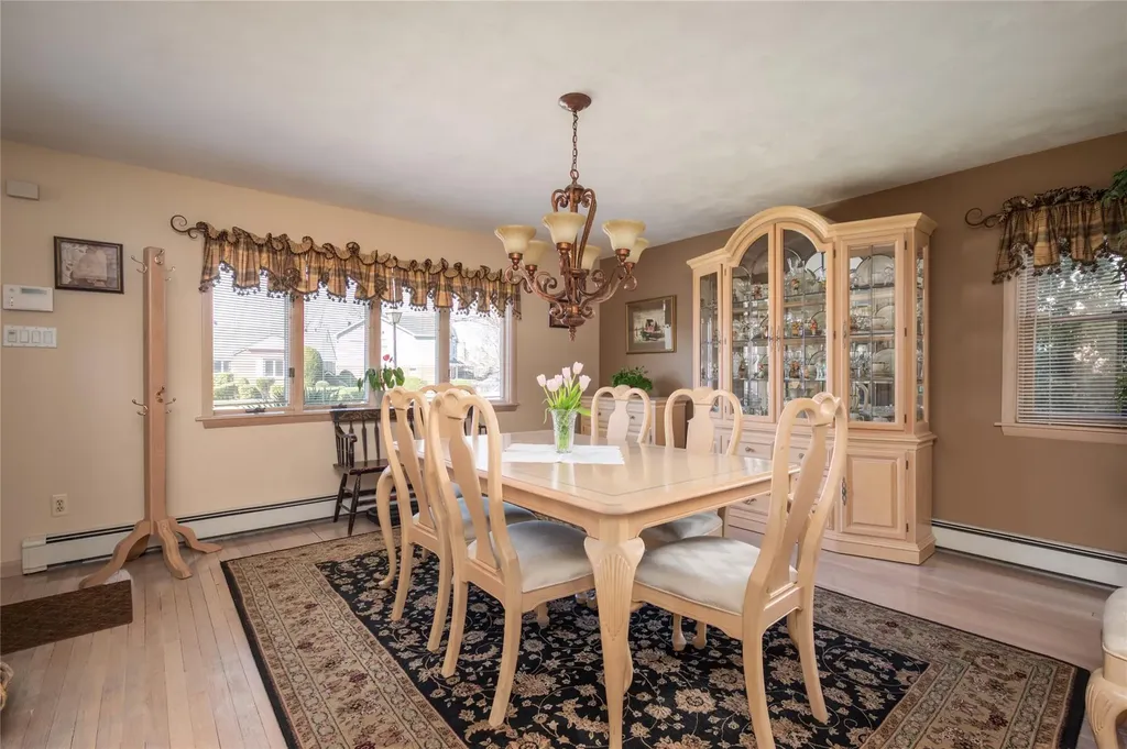1091 Maple Lane New Hyde Park NY 11040