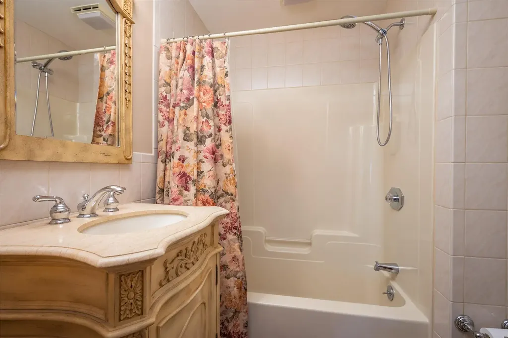 1091 Maple Lane New Hyde Park NY 11040