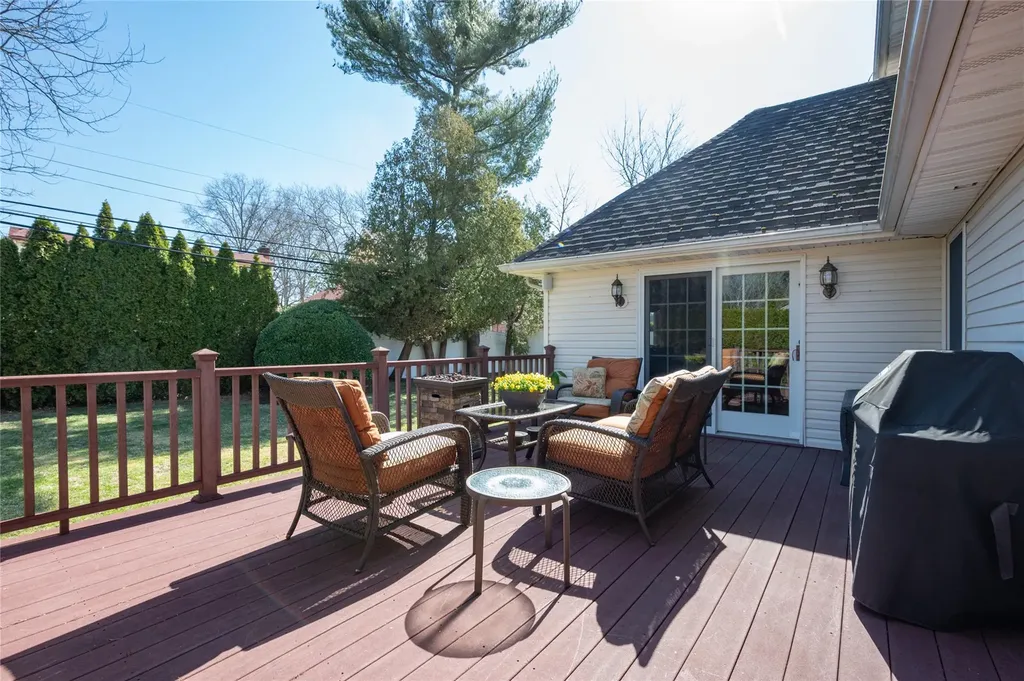 1091 Maple Lane New Hyde Park NY 11040