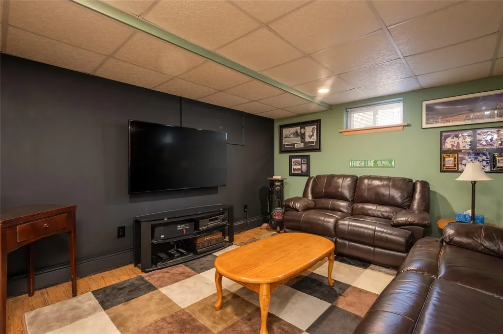 1091 Maple Lane New Hyde Park NY 11040