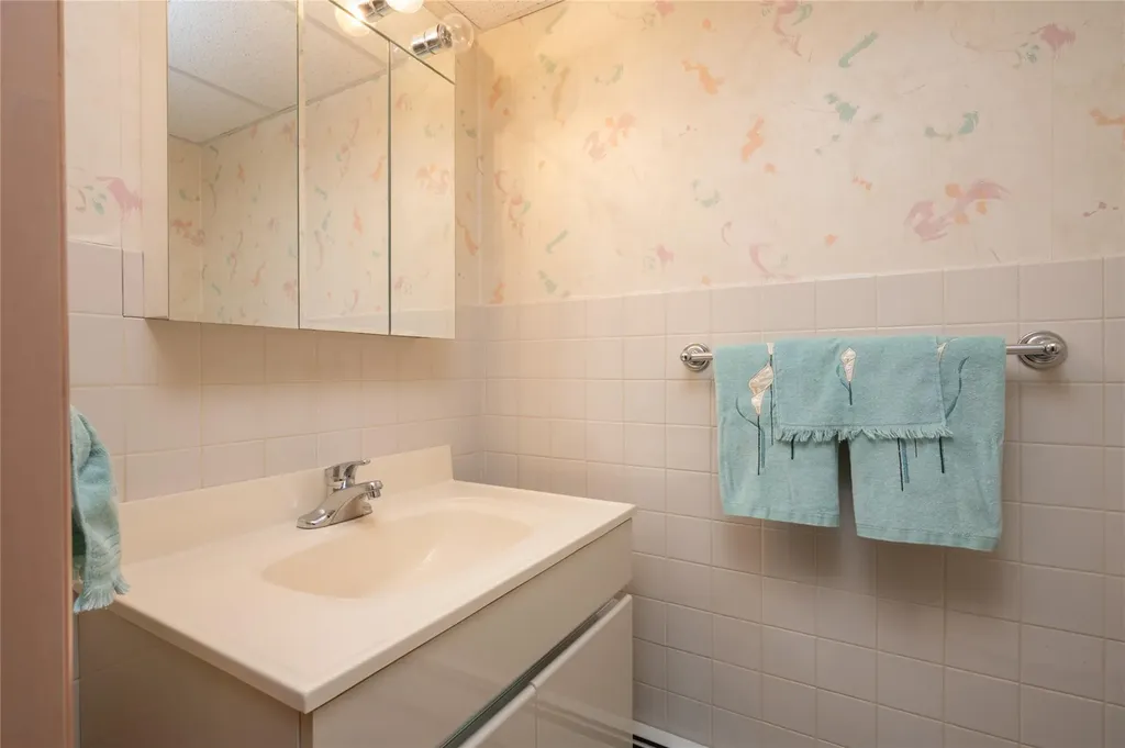 1091 Maple Lane New Hyde Park NY 11040