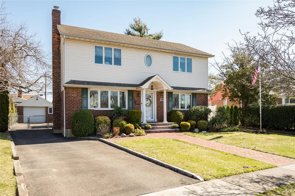 1091 Maple Lane New Hyde Park NY 11040