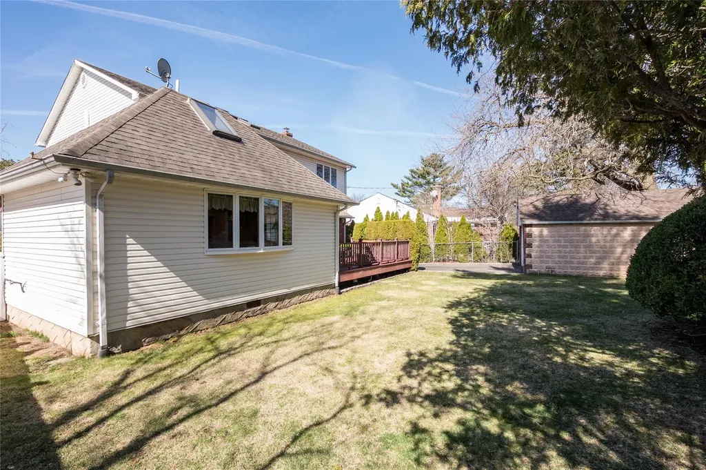 1091 Maple Lane New Hyde Park NY 11040