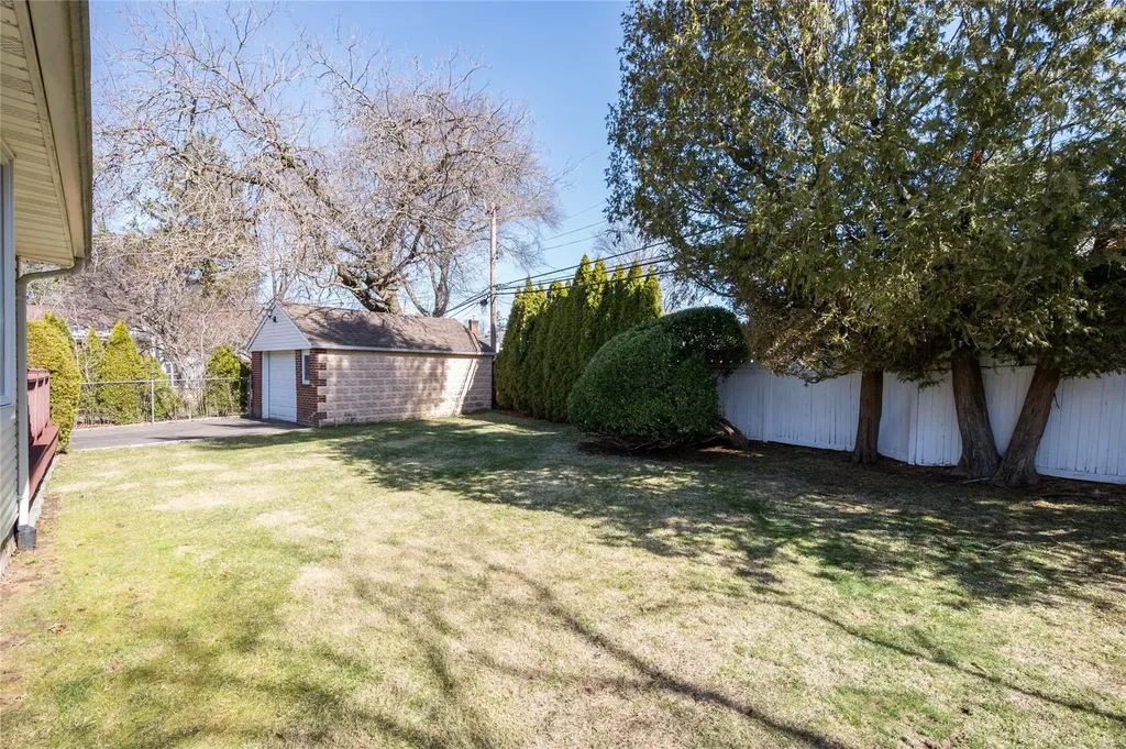 1091 Maple Lane New Hyde Park NY 11040