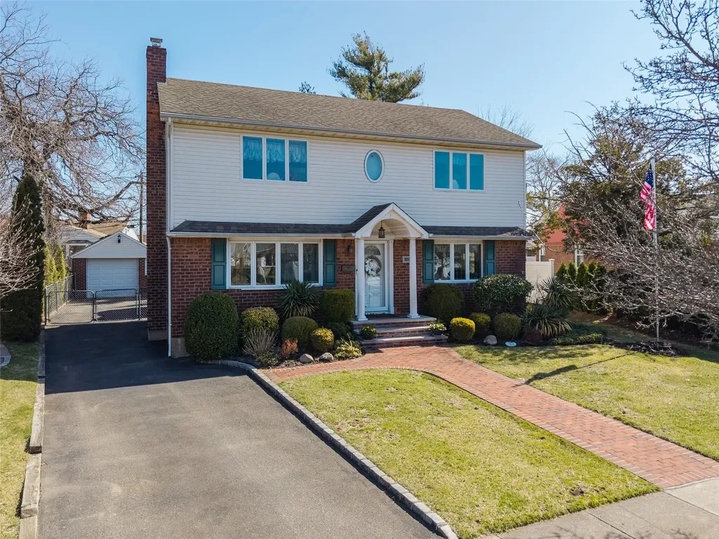 1091 Maple Lane New Hyde Park NY 11040