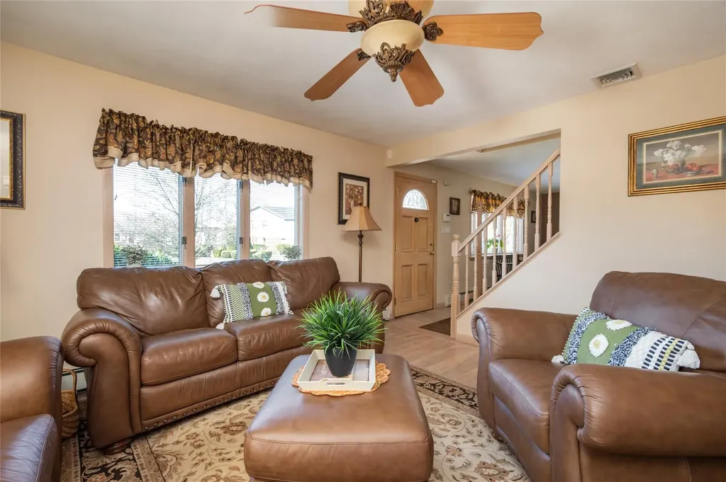 1091 Maple Lane New Hyde Park NY 11040