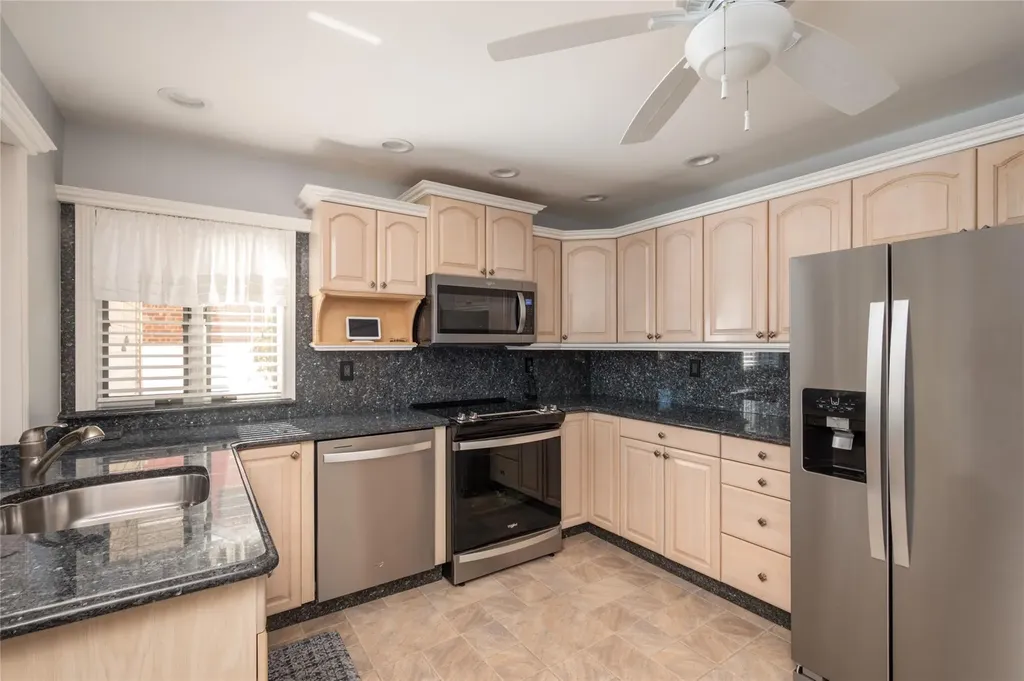 1091 Maple Lane New Hyde Park NY 11040