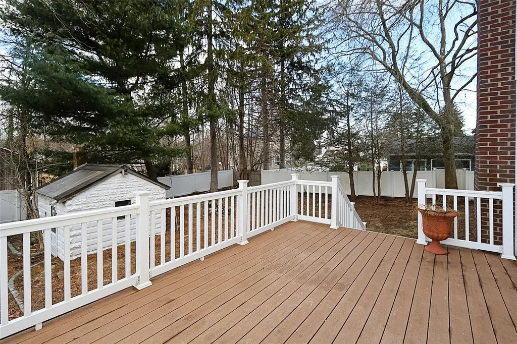 26 Thomas Place Smithtown NY 11787