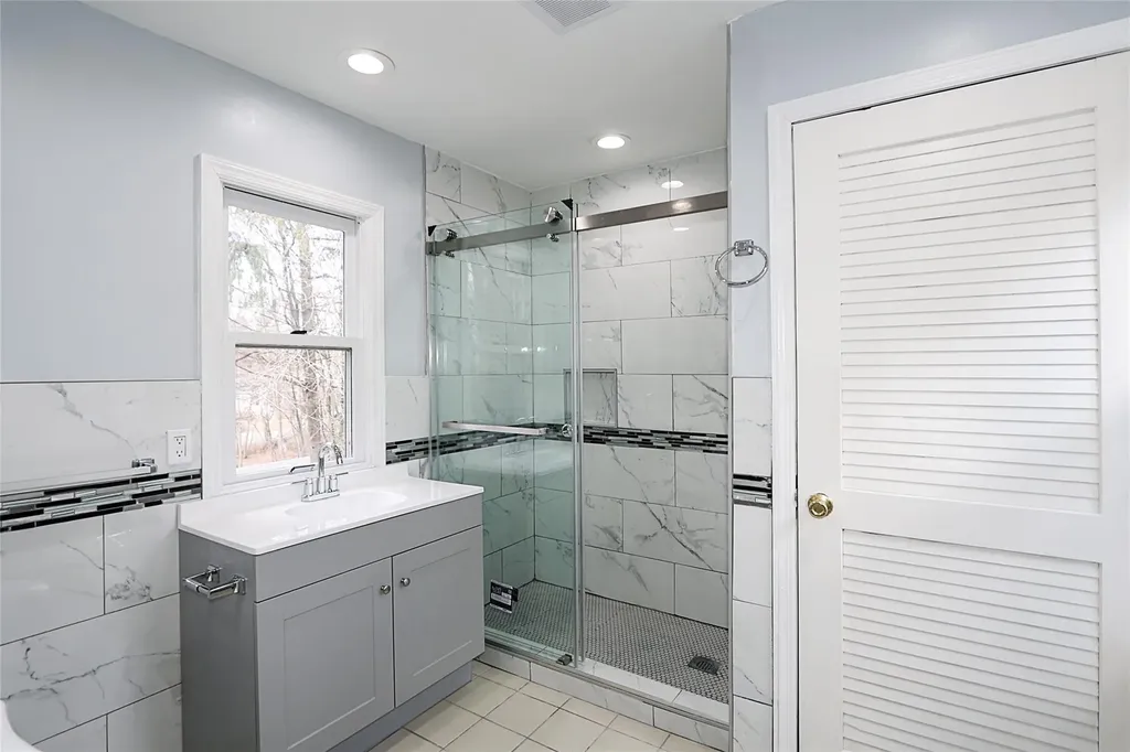 26 Thomas Place Smithtown NY 11787