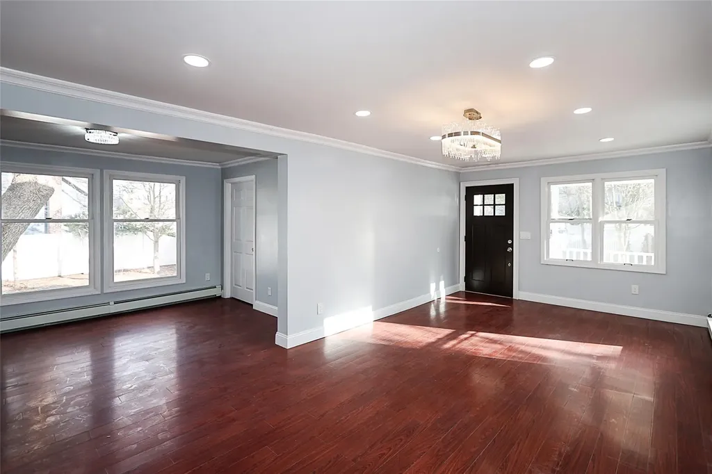 26 Thomas Place Smithtown NY 11787