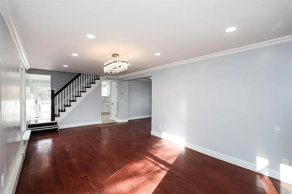 26 Thomas Place Smithtown NY 11787
