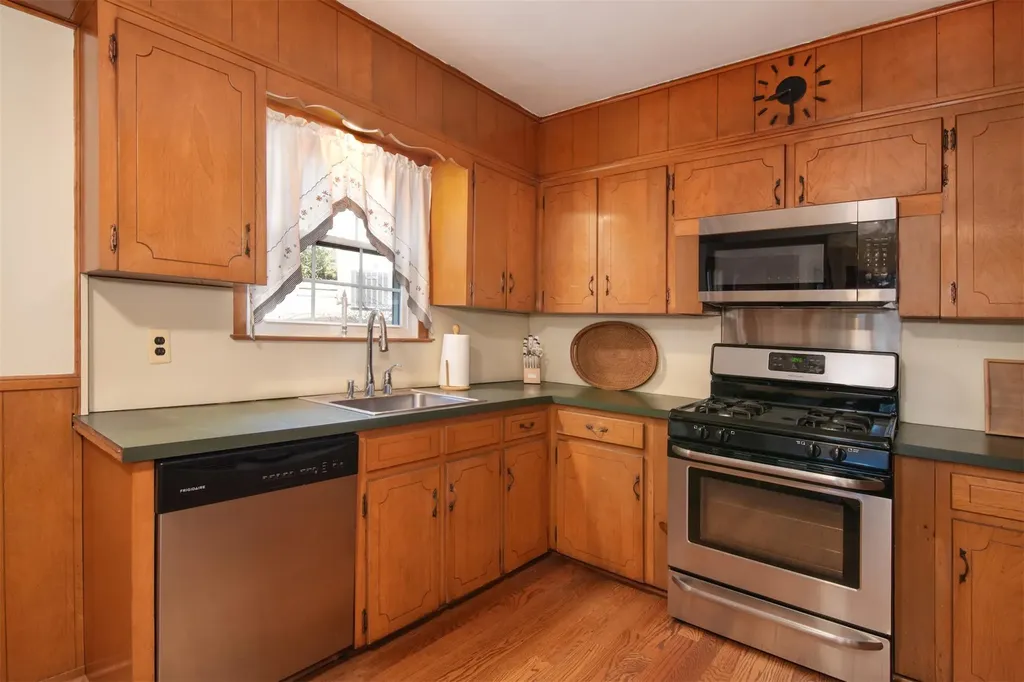 376 Aka 372 Bronxville Road Bronxville NY 10708