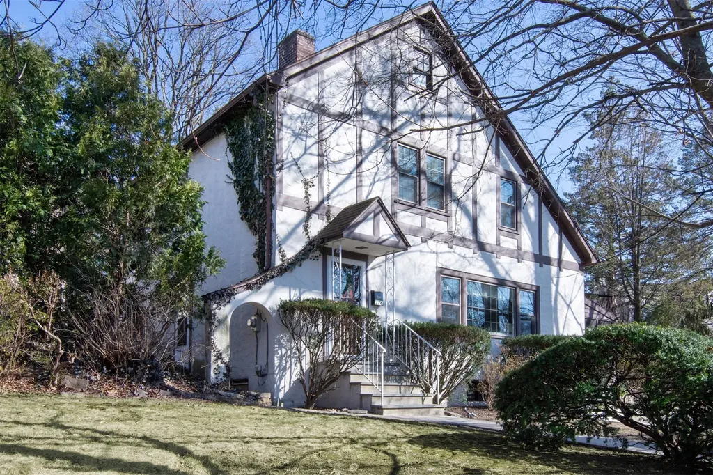 376 Aka 372 Bronxville Road Bronxville NY 10708