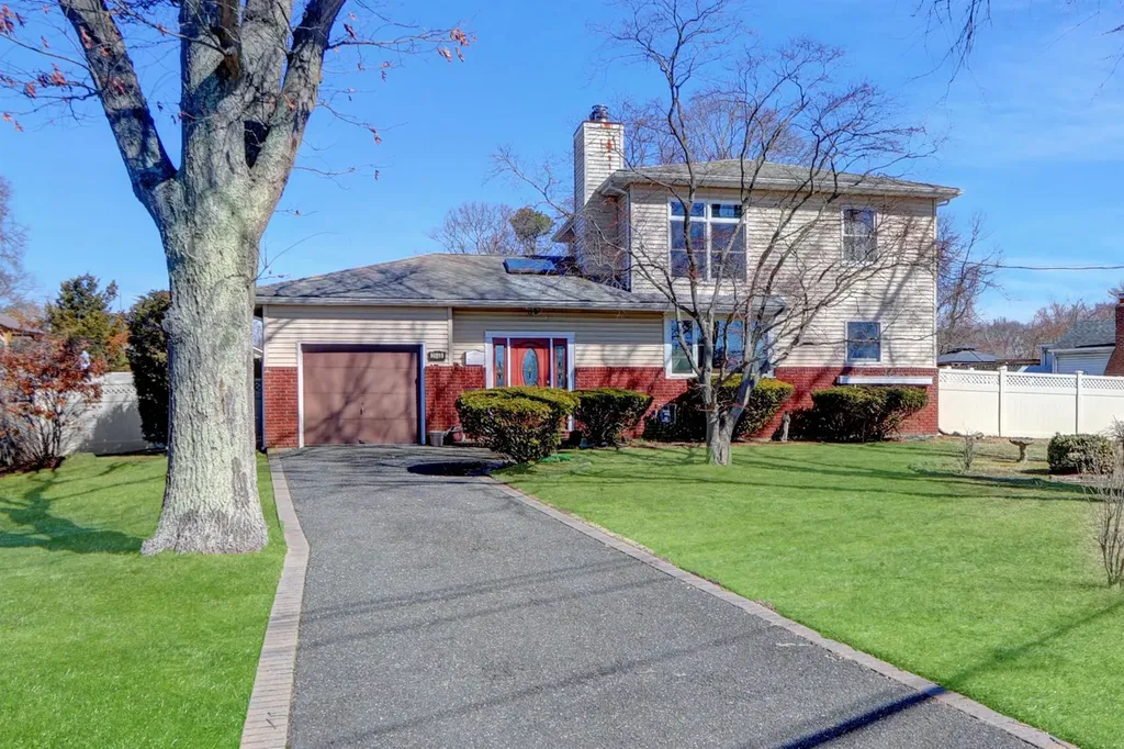 2049 Orinoco Drive West Islip NY 11795