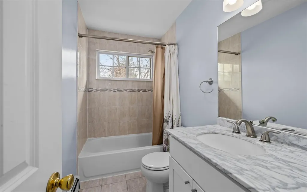 5 Sorowoc Lane Bay Shore NY 11706
