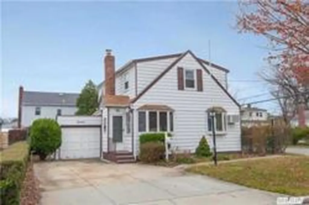 16 Schiller Street Oyster Bay NY 11801