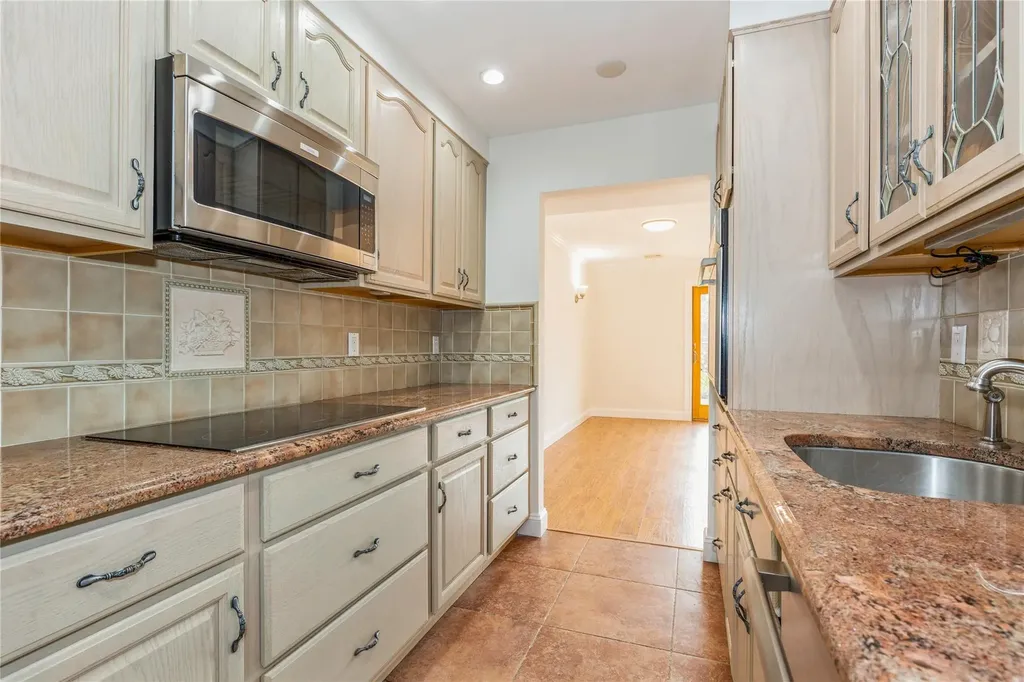 58 Cambridge Drive W Copiague NY 11726