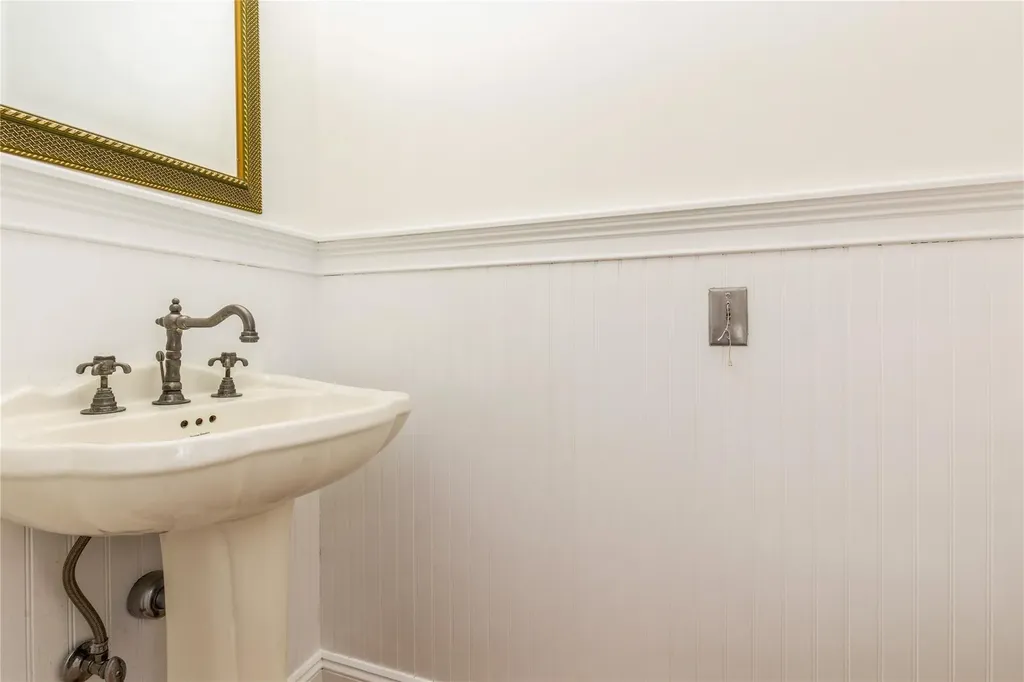 58 Cambridge Drive W Copiague NY 11726