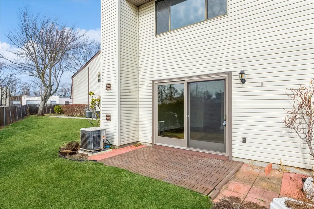 58 Cambridge Drive W Copiague NY 11726